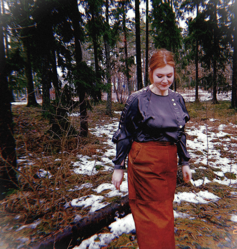 Elizabeth Dalevik porträtt i skogen