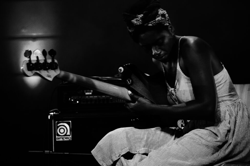 Portrait: Farida Amadou with her Bass. And AMPEG-amplifier in the background.